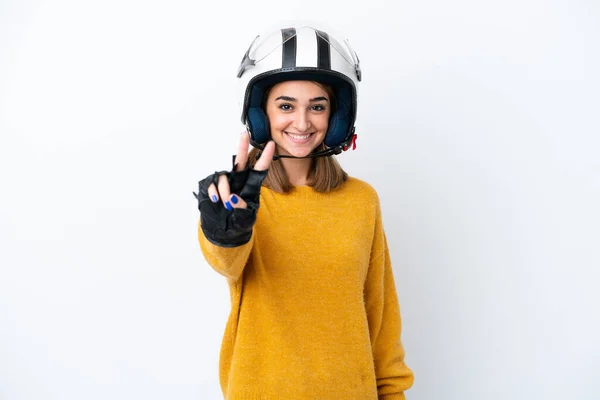 若いですCaucasian女性とともにオートバイヘルメット隔離上の白い背景笑顔と示す勝利のサイン — ストック写真
