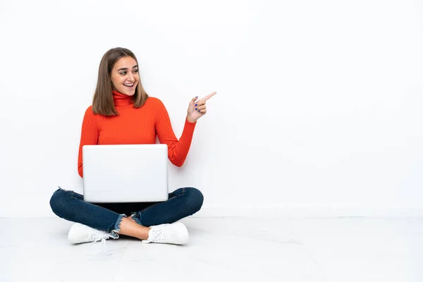 Genç Beyaz Bir Kadın Dizüstü Bilgisayarla Yerde Oturuyor Yan Tarafı — Stok fotoğraf