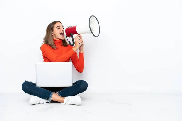 Joven Mujer Caucásica Sentada Suelo Con Portátil Gritando Través Megáfono — Foto de Stock