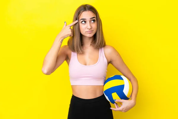 Mujer Joven Jugando Voleibol Aislado Sobre Fondo Amarillo Teniendo Dudas — Foto de Stock