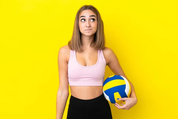 Молода Жінка Грає Волейбол Ізольовано Жовтому Тлі Дивиться Вгору — стокове фото