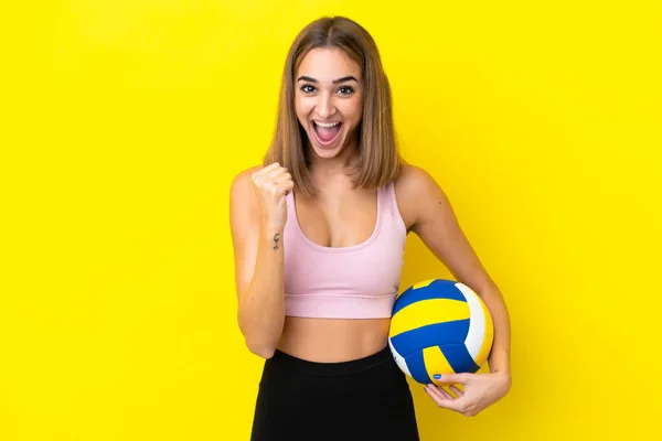 Jeune Femme Jouant Volleyball Isolé Sur Fond Jaune Célébrant Une — Photo