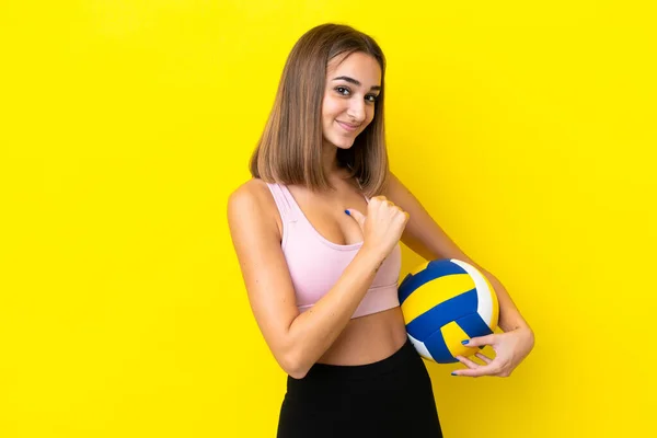 Jovem Mulher Jogando Vôlei Isolado Fundo Amarelo Orgulhoso Auto Satisfeito — Fotografia de Stock