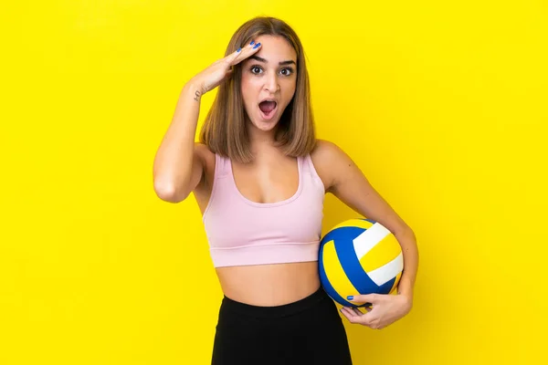 Junge Frau Spielt Volleyball Isoliert Auf Gelbem Hintergrund Mit Überraschtem — Stockfoto