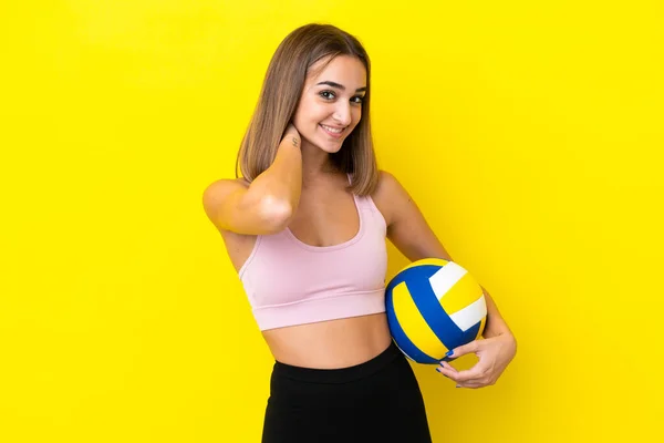 Jovem Mulher Jogando Vôlei Isolado Fundo Amarelo Rindo — Fotografia de Stock