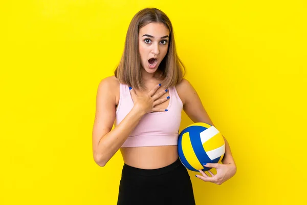 Молода Жінка Грає Волейбол Ізольовано Жовтому Тлі Здивована Шокована Дивлячись — стокове фото