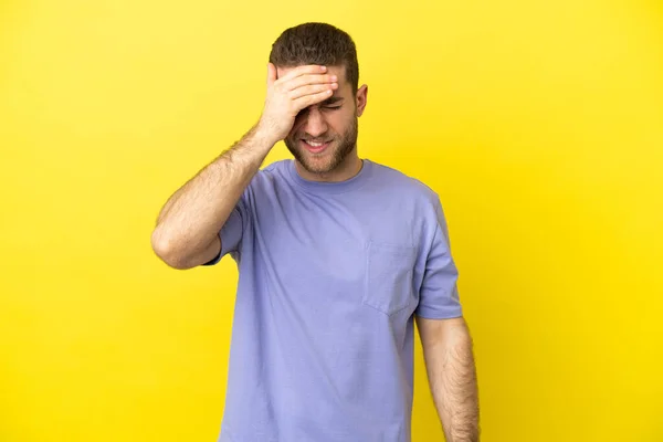 Schöner Blonder Mann Über Isoliertem Gelben Hintergrund Mit Kopfschmerzen — Stockfoto
