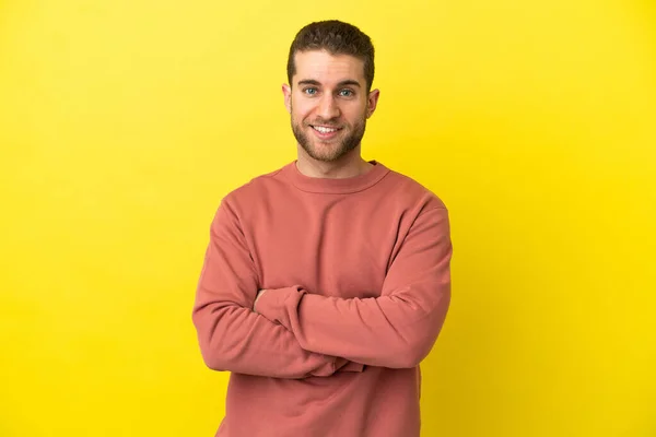 Handsome Blonde Man Isolated Yellow Background Arms Crossed Looking Forward — ストック写真