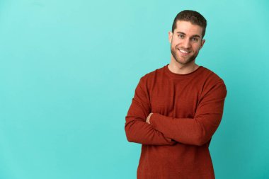 Sarışın, soyutlanmış, mavi bir geçmişi olan, kolları bağlı ve ileriye bakan yakışıklı bir adam.