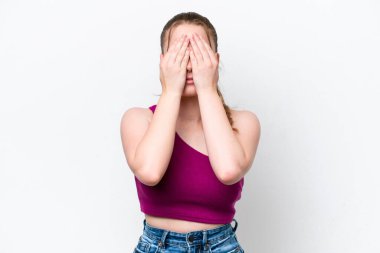 Beyaz arka planda karate yapan genç beyaz bir kız bir ürün sunmak için kenarı işaret ediyor.