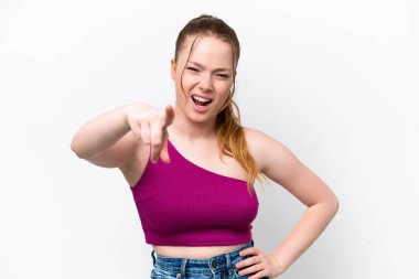 Beyaz arka planda karate yapan genç beyaz bir kız bir ürün sunmak için kenarı işaret ediyor.