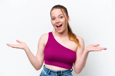 Beyaz arka planda karate yapan genç beyaz bir kız bir ürün sunmak için kenarı işaret ediyor.