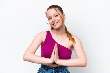 Beyaz arka planda karate yapan genç beyaz bir kız bir ürün sunmak için kenarı işaret ediyor.