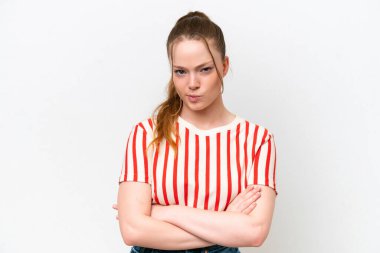 Beyaz arka planda karate yapan genç beyaz bir kız bir ürün sunmak için kenarı işaret ediyor.