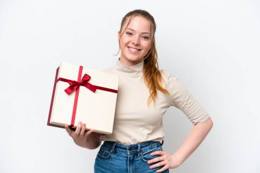 Beyaz arka planda izole edilmiş bir hediyeyi elinde tutan beyaz bir kadın.
