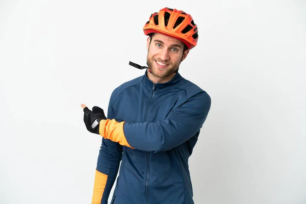 Joven Ciclista Aislado Sobre Fondo Blanco Apuntando Hacia Atrás — Foto de Stock