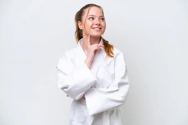 Joven Chica Caucásica Haciendo Karate Aislado Sobre Fondo Blanco Apuntando — Foto de Stock