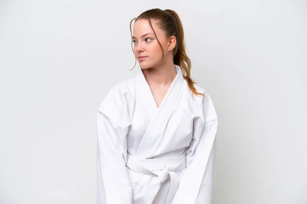 Junge Kaukasische Mädchen Tun Karate Isoliert Auf Weißem Hintergrund Zeigt — Stockfoto