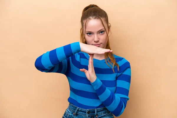 Joven Mujer Caucásica Aislada Sobre Fondo Beige Haciendo Tiempo Espera —  Fotos de Stock