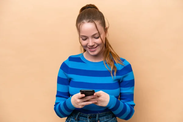 Jonge Kaukasische Vrouw Geïsoleerd Beige Achtergrond Het Verzenden Van Een — Stockfoto