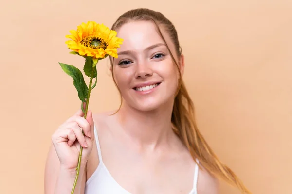 Young Caucasian Girl Isolated Beige Background Holding Sunflower While Smiling — Stock Photo, Image