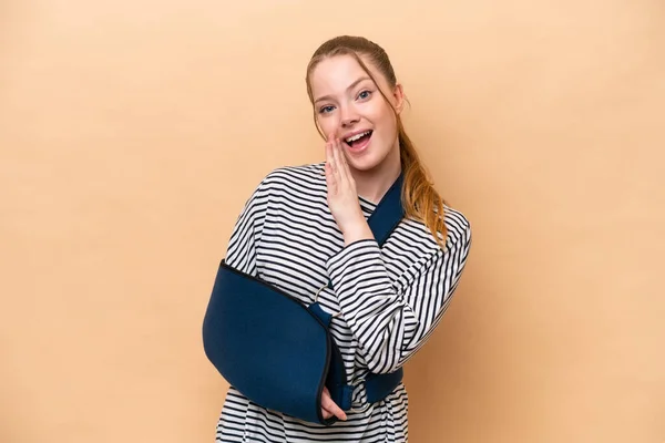 Young Caucasian Girl Broken Arm Wearing Sling Isolated Beige Background — Stock Photo, Image