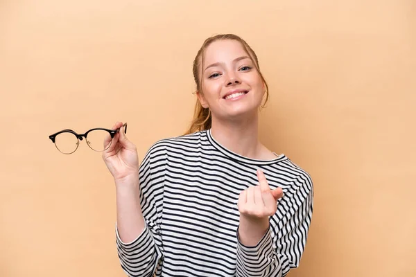 Young Caucasian Girl Glasses Isolated Beige Background Inviting Come Hand — Photo