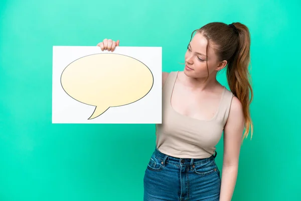 Mulher Caucasiana Jovem Isolado Fundo Verde Segurando Cartaz Com Ícone — Fotografia de Stock