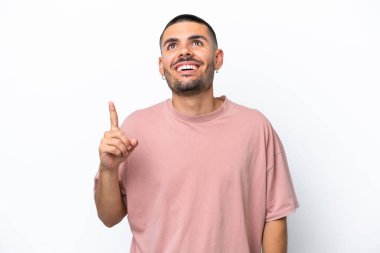 Beyaz arka planda izole genç beyaz adam yukarı işaret ve şaşırmış
