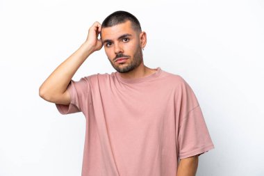 Beyaz arka planda izole edilmiş genç beyaz bir adam hayal kırıklığı ifadesi ve anlamama