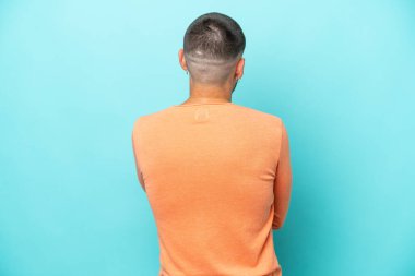 Kafkasyalı genç adam arka planda mavi arka planda izole edildi