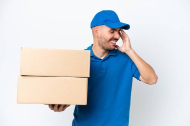 Beyaz arka planda izole edilmiş beyaz bir adam çok gülümsüyor.