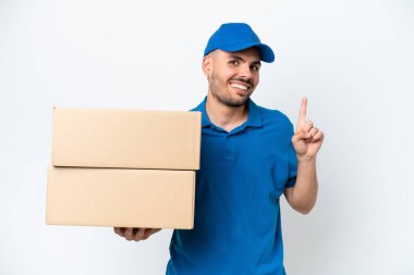 Beyaz arka planda izole edilmiş beyaz bir adam en iyinin işareti olarak parmağını kaldırıyor ve gösteriyor.