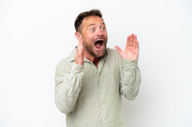 Beyaz arka planda yüzü şaşırmış orta yaşlı beyaz bir adam.
