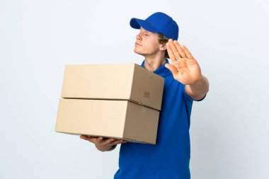 Teslimatçı, izole edilmiş beyaz arka planda durma hareketi yapıyor ve hayal kırıklığına uğruyor.