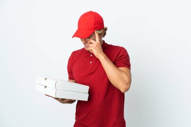 İzole edilmiş beyaz arka planda pizza dağıtan adam gülüyor.
