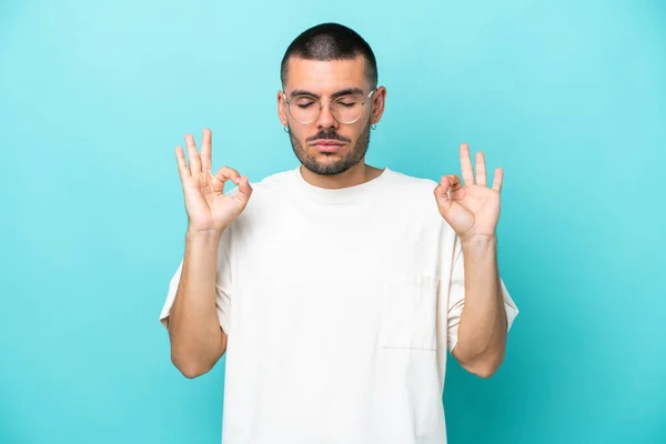 Junger Kaukasischer Mann Isoliert Auf Blauem Hintergrund Zen Pose — Stockfoto