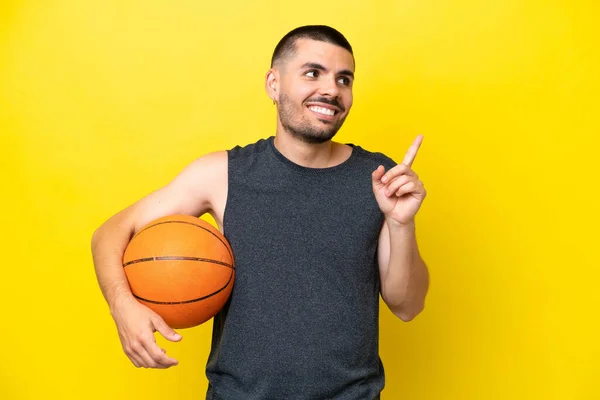 Pemuda Pemain Basket Kaukasia Pria Terisolasi Pada Latar Belakang Kuning — Stok Foto