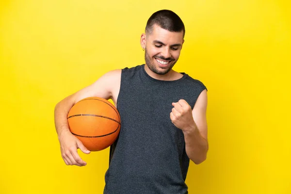 Young Caucasian Basketball Player Man Isolated Yellow Background Celebrating Victory — 스톡 사진