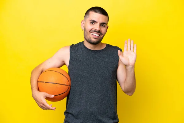Молодий Кавказький Баскетболіст Чоловік Ізольований Жовтому Фоні Салют Рукою Щасливим — стокове фото