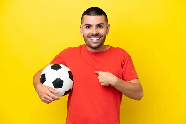 Jonge Blanke Man Voetballen Geïsoleerd Gele Achtergrond Met Verrassing Gezichtsuitdrukking — Stockfoto