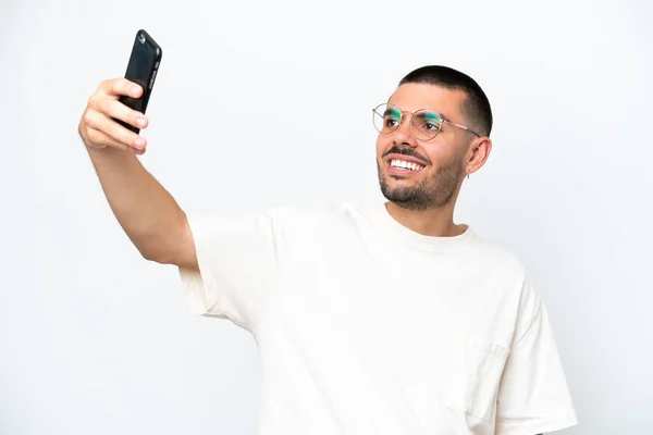 Joven Hombre Caucásico Aislado Sobre Fondo Blanco Haciendo Una Selfie —  Fotos de Stock