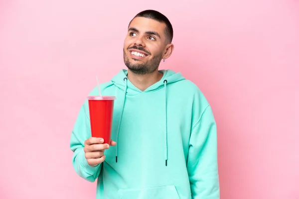 Young Caucasian Man Holding Soda Isolated Pink Background Thinking Idea — 스톡 사진