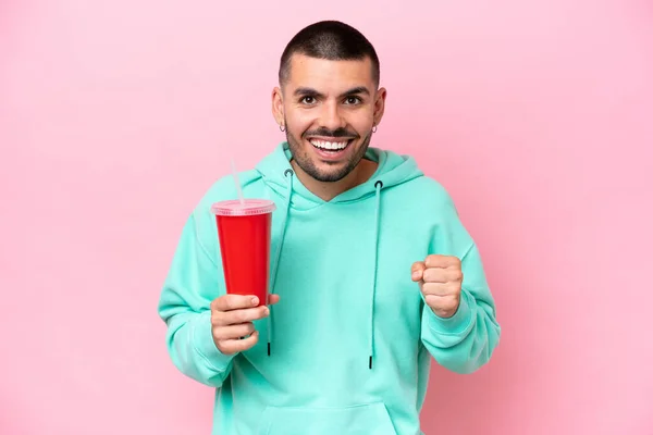 Young Caucasian Man Holding Soda Isolated Pink Background Celebrating Victory — 스톡 사진