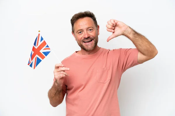 Homem Caucasiano Meia Idade Segurando Bandeira Inglês Isolado Fundo Branco — Fotografia de Stock