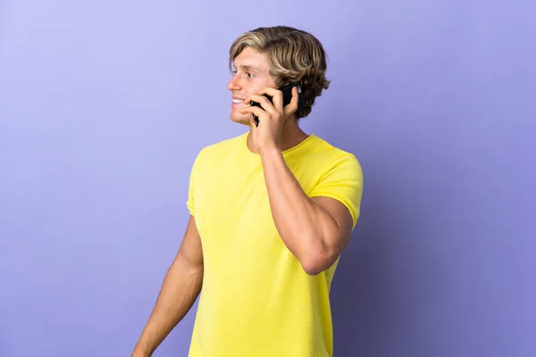 English Man Isolated Purple Background Keeping Conversation Mobile Phone Someone — Stock Photo, Image