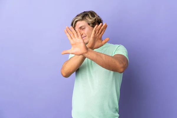 Engelse Man Geïsoleerde Paarse Achtergrond Nerveuze Stretching Handen Naar Voren — Stockfoto