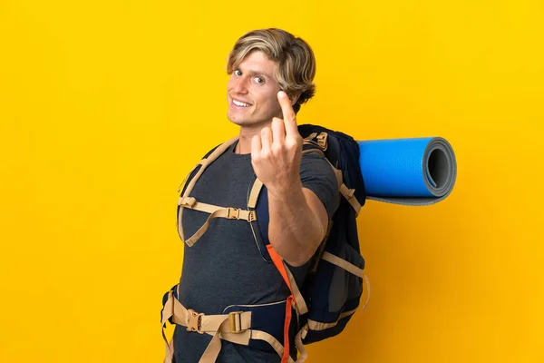 Young Mountaineer Man Isolated Yellow Background Doing Coming Gesture — Foto de Stock