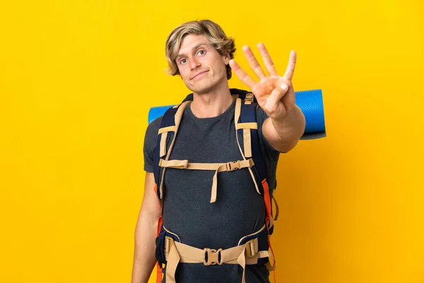 Молодой Альпинист Изолированном Желтом Фоне Счастлив Считает Четверых Пальцами — стоковое фото