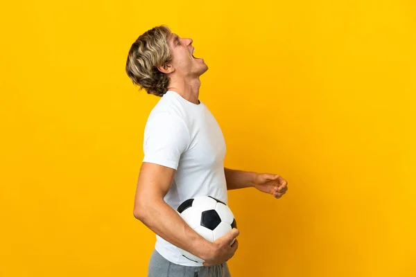 English Football Player Isolated Yellow Background Laughing Lateral Position — Zdjęcie stockowe